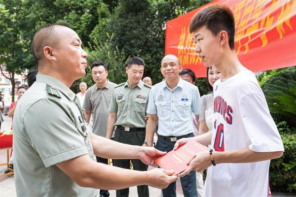 a股配资平台 信息支援部队工程大学成立以来的首封录取通知书！这位男生收到了